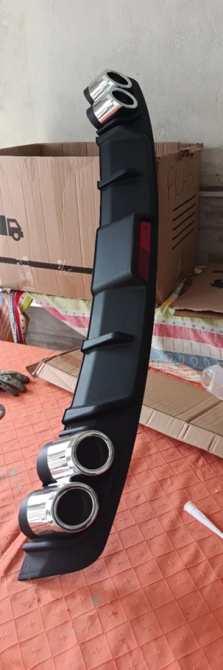 Embellecedor deportivo coche doble salida