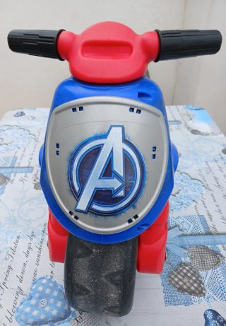 Moto correpasillos Avengers