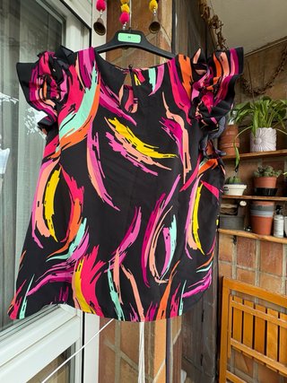 Blusa M Negra Estampada Volantes