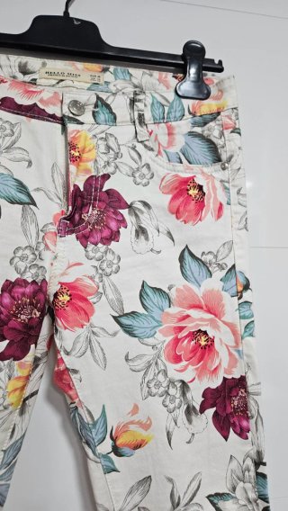 Pantalón floral blanco multicolor