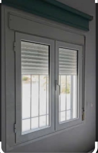 Ventana de PVC blanca con persiana