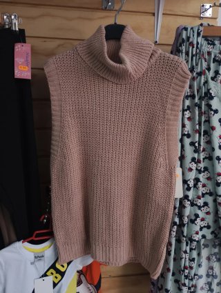 Chaleco de punto rosa cuello alto