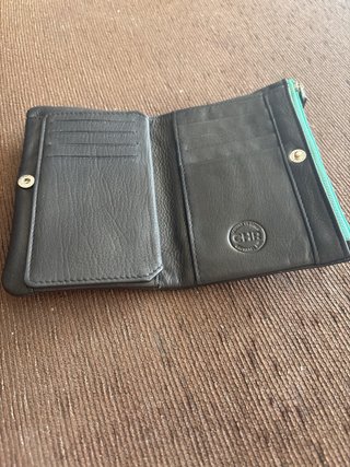 Cartera negra con detalles verdes