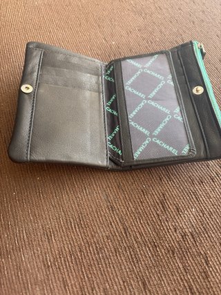 Cartera negra con detalles verdes