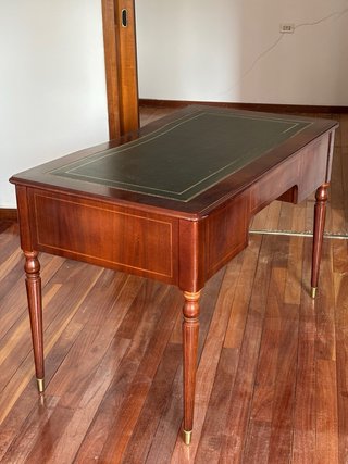 Conjunto de despacho: mesa y sillas de piel
