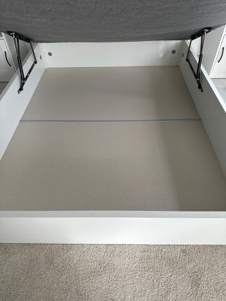 Cama canapé, colchón, cabecero y mesitas