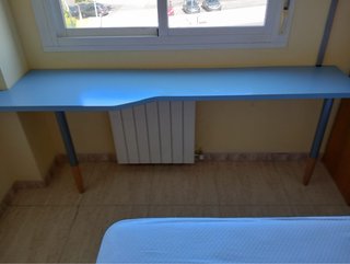 Mueble juvenil con escritorio y estantería