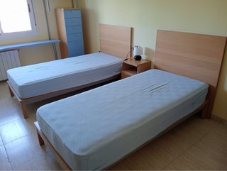 Mueble juvenil con escritorio y estantería
