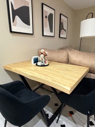 mesa de comedor de estilo industrial y moderno
