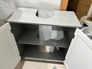 Mueble de baño gris y blanco