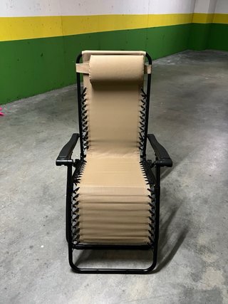 Silla plegable Amazon Basics beige