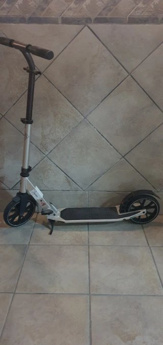 Patinete Axelo plateado