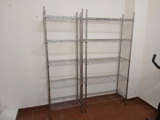 Estantería de acero.