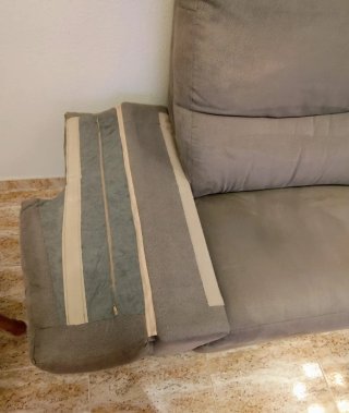 Divano relax elettronico a 3 posti. Colore grigio.