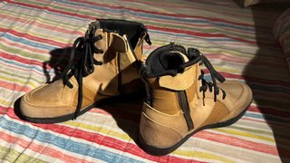 Botas de moto marrones y negras.Marca Armure.