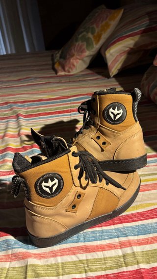 Botas de moto marrones y negras.Marca Armure.