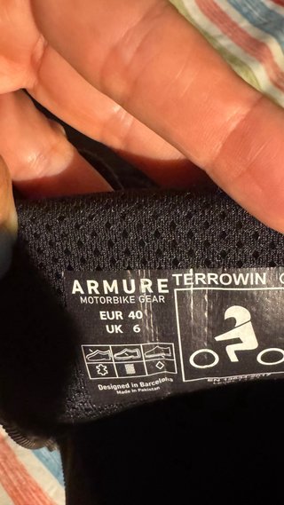 Botas de moto marrones y negras.Marca Armure.