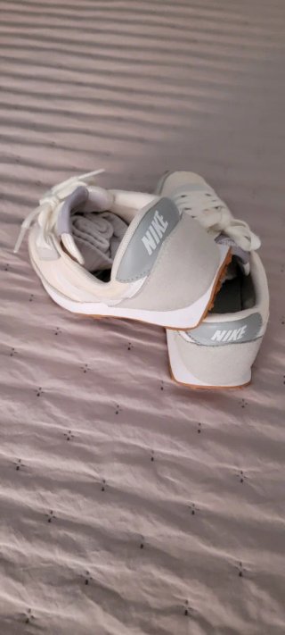 Zapatillas Nike Mujer Blancas y Grises