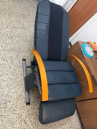 Sillón de piel azul y negro