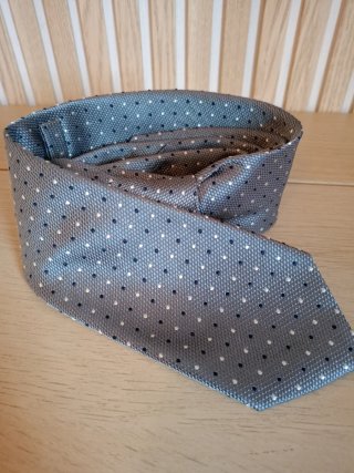 Corbata gris con lunares