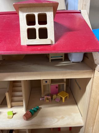 Casa de muñecas de madera con muebles