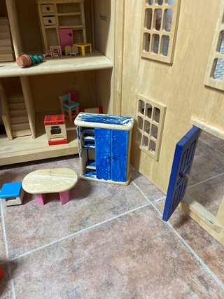 Casa de muñecas de madera con muebles