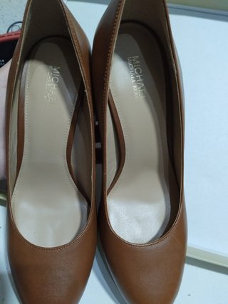 Zapatos de tacón Michael Kors marrones nuevos