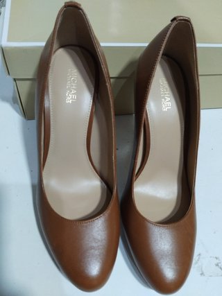 Zapatos de tacón Michael Kors marrones nuevos