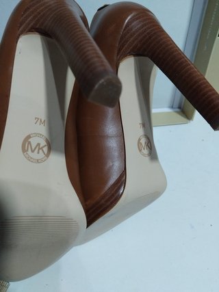 Zapatos de tacón Michael Kors marrones nuevos