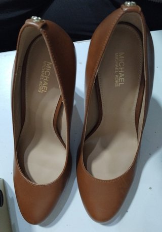 Zapatos de tacón Michael Kors marrones nuevos
