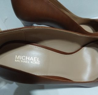 Zapatos de tacón Michael Kors marrones nuevos