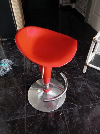 Silla de Bar Roja y Plateada