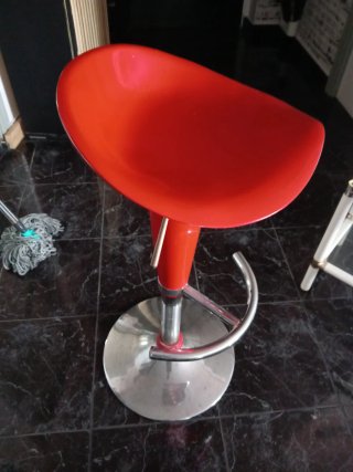 Silla de Bar Roja y Plateada