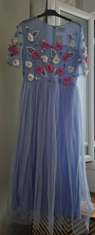 Vestido largo azul y rosa con flores de lentejuela