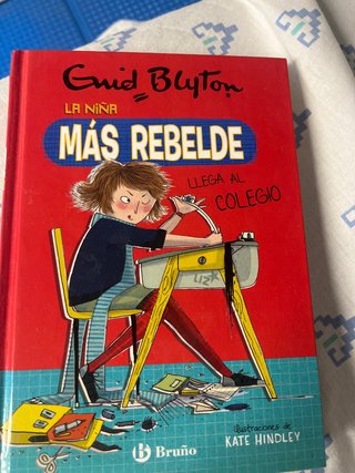La niña más rebelde llega al colegio