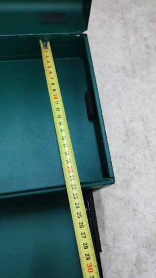 Caja de herramientas metálica verde