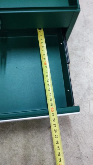 Caja de herramientas metálica verde