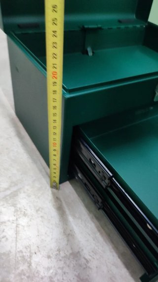 Caja de herramientas metálica verde