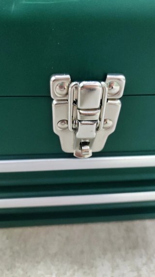 Caja de herramientas metálica verde