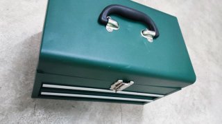 Caja de herramientas metálica verde