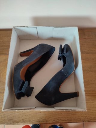 Zapatos de tacón azul oscuro con lazo