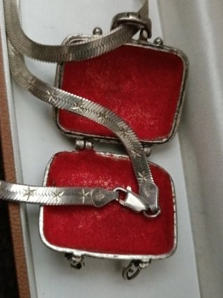 Collar de plata  con colgante de maleta