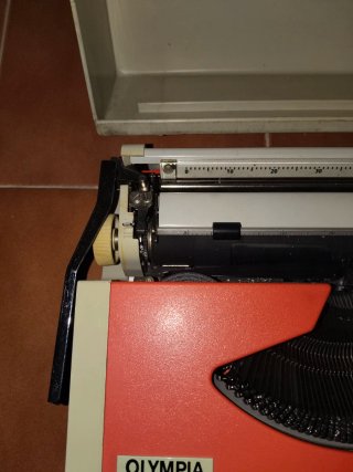 Máquina de escribir Olympia Traveller de Luxe