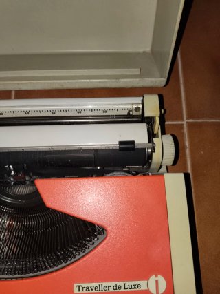 Máquina de escribir Olympia Traveller de Luxe