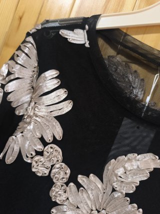 Camiseta de gasa con flores dorada