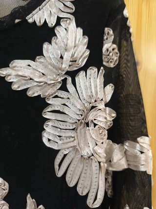 Camiseta de gasa con flores dorada