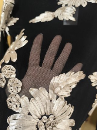 Camiseta de gasa con flores dorada