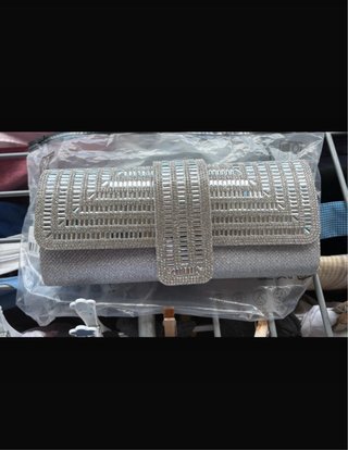 Bolso de fiesta plateado con pedrería
