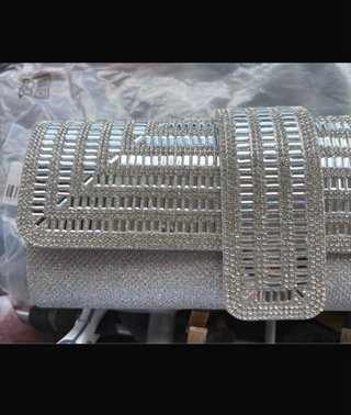Bolso de fiesta plateado con pedrería