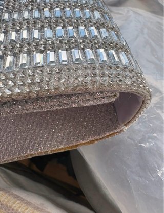 Bolso de fiesta plateado con pedrería